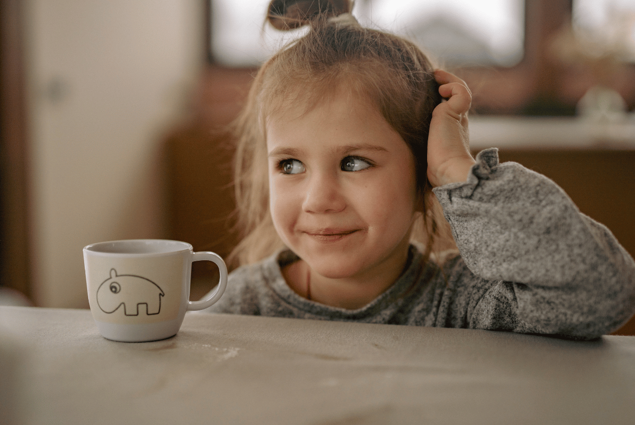 Anak Perempuan Minum Susu
